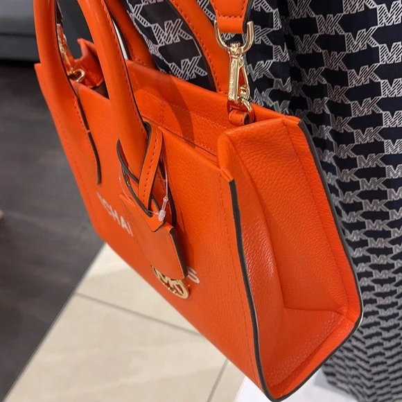 Michael Kors Mirella Small Pebbled Leather Shopper Top Zip Crossbody XBODY
Poppy - Picture 2 of 16